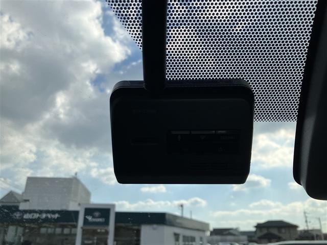 ヴォクシー ZS 煌III フルセグ メモリーナビ DVD再生 後席モニター バックカメラ 衝突被害軽減システム ETC ドラレコ 両側電動スライド LEDヘッドランプ 乗車定員7人 3列シート ワンオーナー(4枚目)