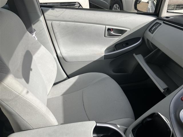 プリウス Ｓ　フルセグ　メモリーナビ　ＤＶＤ再生　バックカメラ　ＬＥＤヘッドランプ　ワンオーナー（12枚目）