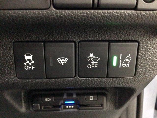 フリード+ クロスターブラックスタイル デモカーUP・LED・フルセグ・メモリナビ・バックカメラ・両側電動ドア・ETC サイドエアバック 地デジフルセグ DVD 前後誤発進抑制 シートヒーター 両側電動スライドドア 助手席エアバッグ(7枚目)