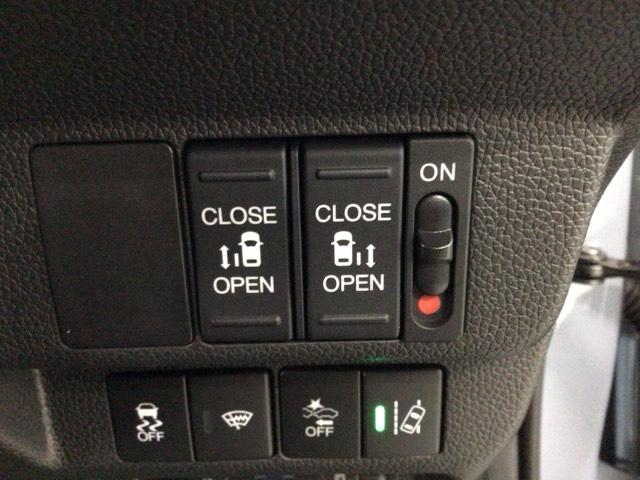 フリード+ クロスターブラックスタイル デモカーUP・LED・フルセグ・メモリナビ・バックカメラ・両側電動ドア・ETC サイドエアバック 地デジフルセグ DVD 前後誤発進抑制 シートヒーター 両側電動スライドドア 助手席エアバッグ(9枚目)