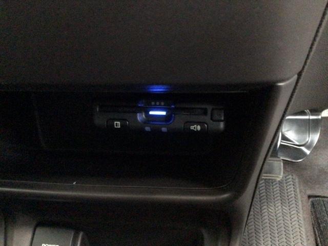 フリード B スマートキー・メモリナビ・バックカメラ・オートエアコン・ドアバイザー・ETC アイドリングストップ 3列シート ABS WエアB 横滑り防止機能 キーフリー スマキー ウォークスルー ナビTV(8枚目)