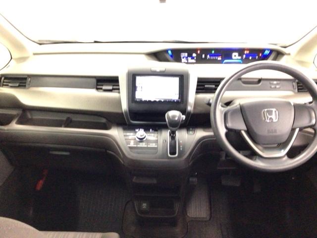 フリード B スマートキー・メモリナビ・バックカメラ・オートエアコン・ドアバイザー・ETC アイドリングストップ 3列シート ABS WエアB 横滑り防止機能 キーフリー スマキー ウォークスルー ナビTV(16枚目)