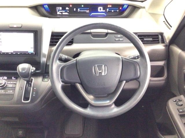 フリード B スマートキー・メモリナビ・バックカメラ・オートエアコン・ドアバイザー・ETC アイドリングストップ 3列シート ABS WエアB 横滑り防止機能 キーフリー スマキー ウォークスルー ナビTV(17枚目)