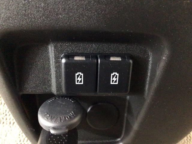 充電用ＵＳＢジャックを２個装備！ｉＰｈｏｎｅはもちろん少しアンペアが高めのｉＰａｄも充電することが出来ます（運転しながら充電できます）