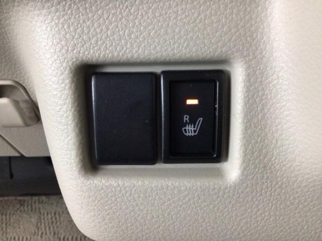 【シートヒーター】エアコンよりも暖かくなるのが早く、エンジンをかけるとあっという間にポカポカに♪エアコンと違い風が出るわけではないので乾燥に敏感な方でも安心して使用できますよ♪