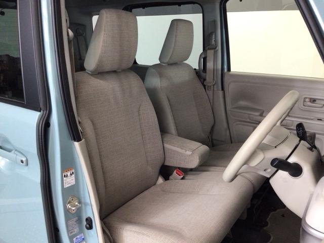 【前席】充分な広さを確保した、快適な前席！インテリアカラーも落ち着いたお色です♪センターアームレストも付いて、リラックスした姿勢で運転していただけます♪