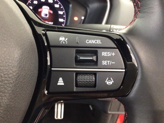 【アダプティブ・クルーズ・コントロール】予め設定した車速内でクルマが自動的に加減速。前走車との適切な車間距離を維持しながら追従走行し、高速道路でのドライバーの疲労を軽減してくれる嬉しい機能付♪