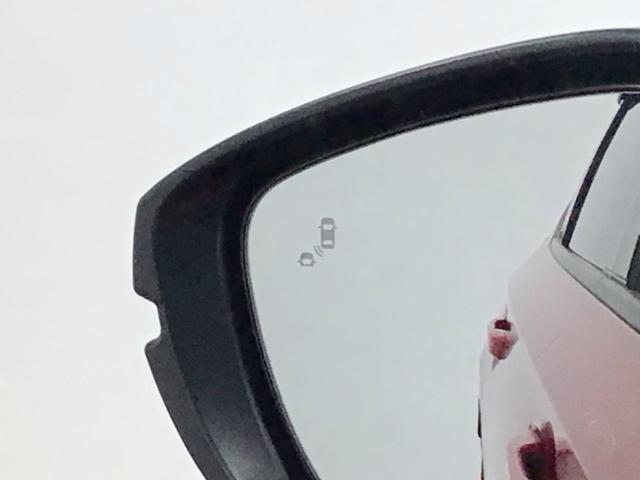 斜め後ろに存在する車を探知。その方向のドアミラー鏡面上にマークを表示し、存在をお知らせしてくれます。また、その方向にウインカーを操作すると、マークの点滅と警告音で注意を促します！