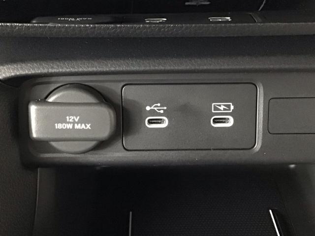 【ＵＳＢポート】ＵＳＢポートも装備されています！スマートフォンのオーディオに連携も可能です。今や欠かせない装備の一つです！そして、充電用は急速充電に対応しているｔｙｐｅ−Ｃとなっています♪