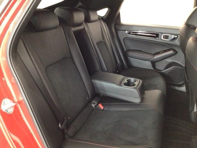 【後席】後席シートももちろん足下広々で快適♪収納式のアームレストも装備しており、後席の方もユッタリおくつろぎいただけます♪是非一度実際にご覧になってください！