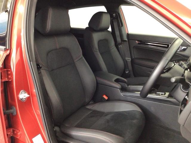 【前席】体を包み込むような形状でホールド感のあるフロントシート。しっかりと支えてくれるので長時間の運転を快適にサポートしてくれます。もちろん足元もゆったりしてますのでおくつろぎいただけます♪