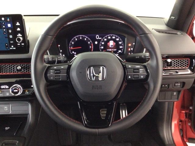 【ハンドル】運転にかかわる様々な操作を安全に行えるように視点移動が少なく操作性に配慮されたスイッチ類が凝縮されたコックピットです。