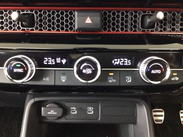 【左右独立オートエアコン】左右席で独立温度コントロールが可能です。運転席はキンキンに冷やして助手席はマイルドにと言った設定が可能です☆暑さ寒さでケンカすることもなくなりますね♪