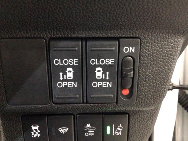 フリード＋ クロスター　レンタＵＰ・ＬＥＤ・フルセグ・メモリナビ・バックカメラ・シートヒーター・純正ＡＷ　ウォークスルー　両側パワースライドドア　サイドカーテンエアバック　ＬＥＤライト　リヤカメラ　ワンオーナー　ＶＳＡ（10枚目）