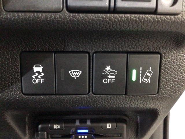 フリード＋ クロスター　レンタＵＰ・ＬＥＤ・フルセグ・メモリナビ・バックカメラ・シートヒーター・純正ＡＷ　ウォークスルー　両側パワースライドドア　サイドカーテンエアバック　ＬＥＤライト　リヤカメラ　ワンオーナー　ＶＳＡ（11枚目）