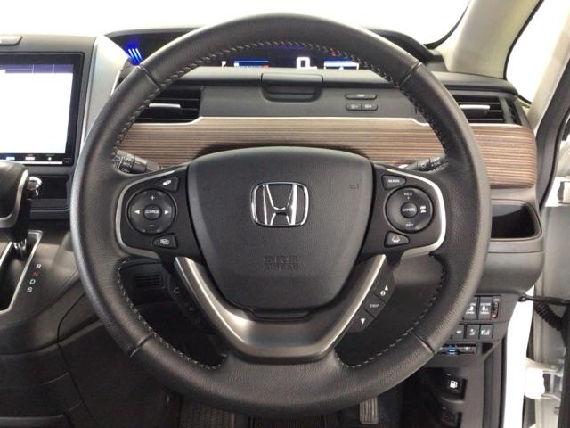 フリード＋ クロスター　レンタＵＰ・ＬＥＤ・フルセグ・メモリナビ・バックカメラ・シートヒーター・純正ＡＷ　ウォークスルー　両側パワースライドドア　サイドカーテンエアバック　ＬＥＤライト　リヤカメラ　ワンオーナー　ＶＳＡ（13枚目）