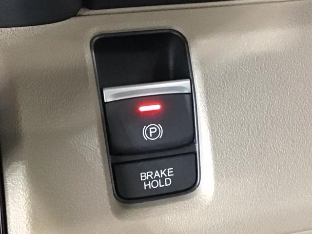 �w��̑���Ńp�[�L���O�u���[�L�́u�쓮�Ɖ����v���s�����Ƃ��ł��鑕���B�u���[�L�y�_�����瑫�𗣂��Ă���~�������Ă����I�[�g�u���[�L�z�[���h�@�\�B�M���҂��Ȃǂ̍ۂɂ͕֗��B�d�b�n�^�]�Œ�R��s��