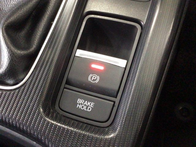 �w��̑���Ńp�[�L���O�u���[�L�́u�쓮�Ɖ����v���s�����Ƃ��ł��鑕���B�u���[�L�y�_�����瑫�𗣂��Ă���~�������Ă����I�[�g�u���[�L�z�[���h�@�\�B�M���҂��Ȃǂ̍ۂɂ͕֗��B�d�b�n�^�]�Œ�R��s��