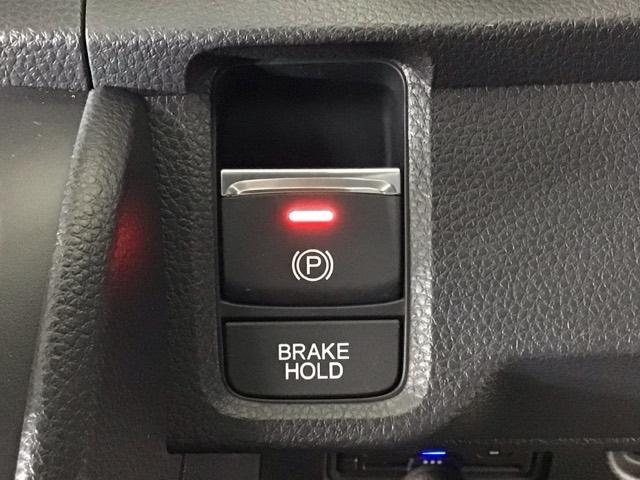 �w��̑���Ńp�[�L���O�u���[�L�́u�쓮�Ɖ����v���s�����Ƃ��ł��鑕���B�u���[�L�y�_�����瑫�𗣂��Ă���~�������Ă����I�[�g�u���[�L�z�[���h�@�\�B�M���҂��Ȃǂ̍ۂɂ͕֗��B�d�b�n�^�]�Œ�R��s��