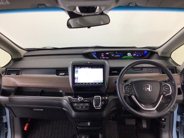 フリード＋ハイブリッド ハイブリッド・クロスターホンダセンシング　ＬＥＤ・フルセグ・メモリナビ・バックカメラ・純正ＡＷ・シートヒーター・４ＷＤ　ウォークスルー　衝突軽減　ＵＳＢ接続　横滑り防止装置　アイドリングストップ　ドライブレコーダー　フルタイム４ＷＤ　地デジ（4枚目）