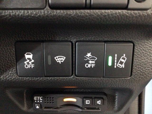 フリード＋ハイブリッド ハイブリッド・クロスターホンダセンシング　ＬＥＤ・フルセグ・メモリナビ・バックカメラ・純正ＡＷ・シートヒーター・４ＷＤ　ウォークスルー　衝突軽減　ＵＳＢ接続　横滑り防止装置　アイドリングストップ　ドライブレコーダー　フルタイム４ＷＤ　地デジ（12枚目）