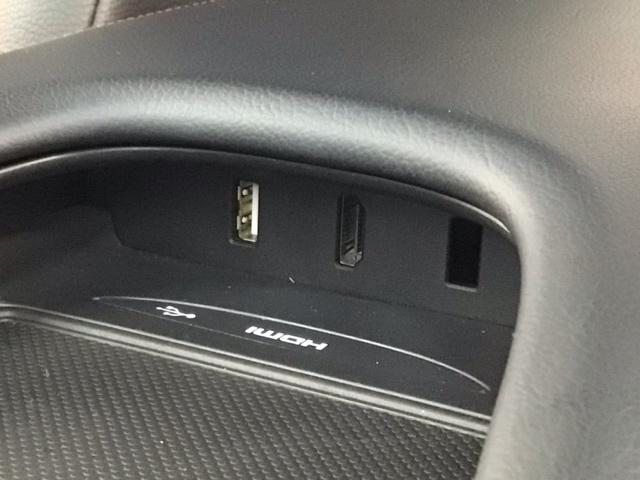 �g�c�l�h�|�[�g�A�t�r�a�|�[�g����������Ă���܂��B�g�c�l�h�|�[�g�𑼂̋@��ƌq���邱�Ƃɂ���āA���j�^�[�։f���𗬂����Ƃ��ł��܂��B