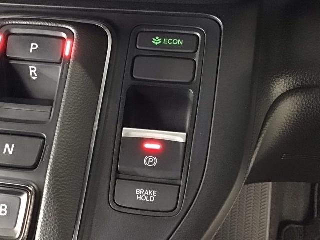 �w��̑���Ńp�[�L���O�u���[�L�́u�쓮�Ɖ����v���s�����Ƃ��ł��鑕���B�u���[�L�y�_�����瑫�𗣂��Ă���~�������Ă����I�[�g�u���[�L�z�[���h�@�\�B�M���҂��Ȃǂ̍ۂɂ͕֗��B�d�b�n�^�]�Œ�R��s��