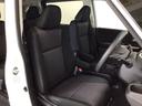【前席】体を包み込むような形状でホールド感のあるフロントシート。しっかりと支えてくれるので長時間の運転を快適にサポートしてくれます。もちろん足元もゆったりしてますのでおくつろぎいただけます♪