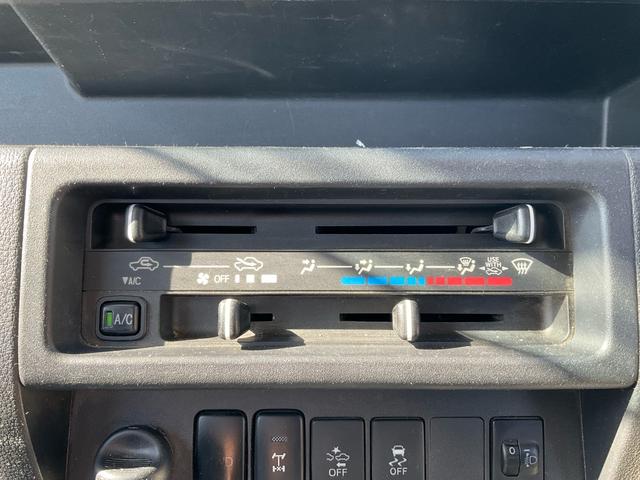 もちろんエアコン付！軽トラではエアコンの無い車もありますが、エアコンは必需品ですね☆夏も快適に乗れて仕事が捗りますね♪