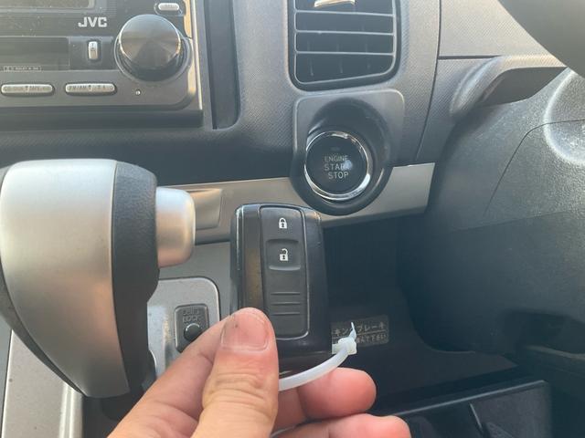 スマートキーのお車です☆ポケットに鍵を入れたままエンジン始動が出来るのでとても便利ですね☆ドアロックの開閉もボタン一つ♪あると嬉しい装備です☆