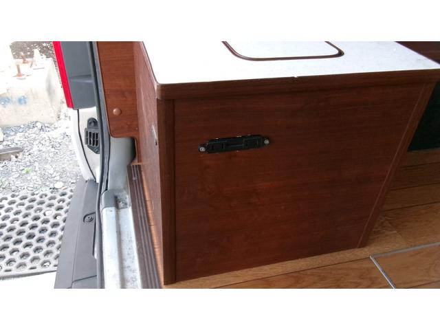 ハイエースバン リンエイキャンピングカー12Vクーラ―FFヒーター走行充電 リンエイキャンピングカー12Vクーラ―FFヒーター走行充電ローラーパネル175Wリチュウムイオンサブバッテリー200A外部電源2段ベッドコンビハンドルローダウン16インチアルミ5ドア(32枚目)