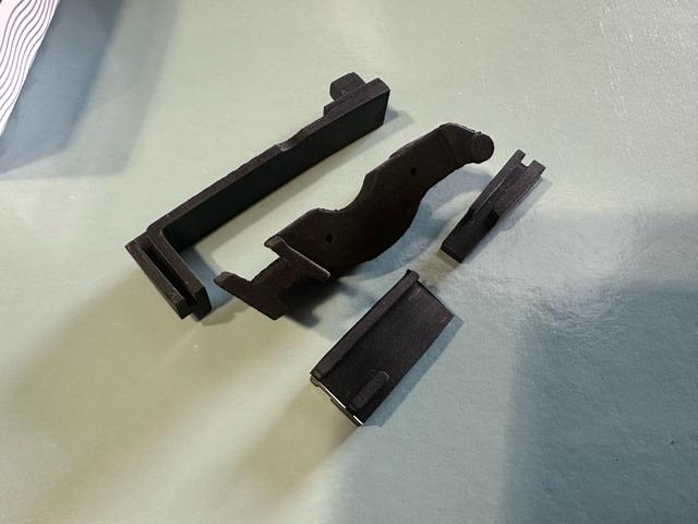 ������̓E�H�[�^�[�|���v�̌��Ԃɓ����Ă���S�����̕��i�B�S�~��J�����^�C�~���O�x���g�J�o�[�̒��֐N������̂�h���܂��B���̂悤�ȍׂ������i���o���L�x�Ȑ����m�͌������đg��ł����܂��B