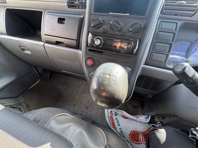 キャンターガッツ Ｗキャブロング全低床ＳＡ　ターボ／６人乗り／５ＭＴ／ユーザー買取車／（24枚目）