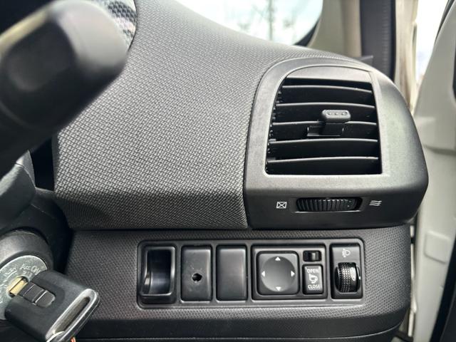 マーチ １２ＳＲ　５ＭＴ／社外ＣＤオーディオ／ユーザー買取車／オーテックタワーバー／ＥＴＣ（28枚目）