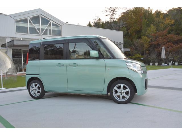 サイドから眺めるフレアワゴン。社外アルミホイールがスマートに車体を引き締めます！