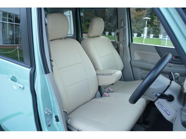 新品シートカバー装着済。ホワイト系のシートカバーで室内にもマッチした装いにしています。