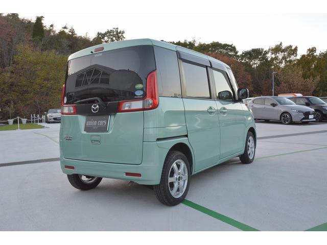 後部座席の窓はプライバシーガラスとなっています。荷物の保護、紫外線の抑制などにも役立ちます。