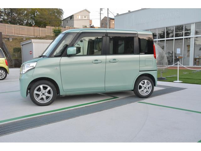 このフレアワゴンは、フォレストアクアメタリックというボディカラーです。濃い緑ではなく、淡いやさしいカラーのグリーンです。