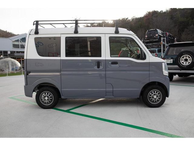 �T�C�h���猩��z���C�g×�t�H�M�[�u���[���^���b�N�̂Q�g�[���Ɏd�グ���A�I���W�i���X�N�����o���B�����ڂ����łȂ��A�^�C����L�����A�Ȃǁu�s�����I�΂��o��������v���S�����������Ă��܂��B