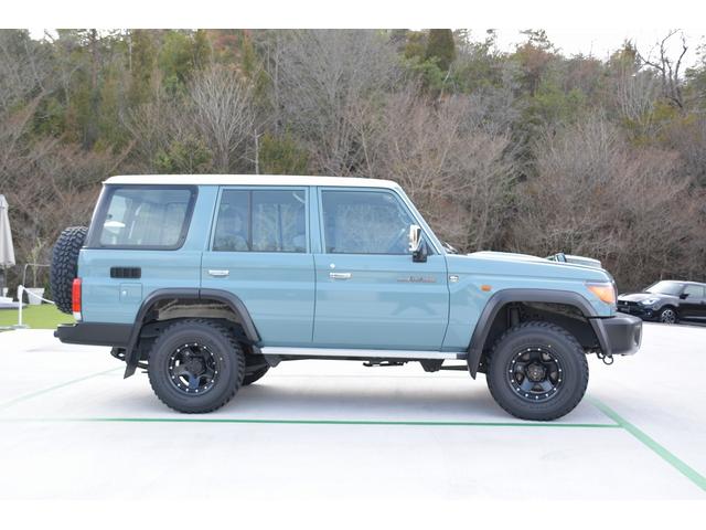 ランドクルーザー７０ バン　自社全塗装（新色）　ブラックインナーヘッドライト　新品ＭＴタイヤ＆新品アルミホイール　３０周年新品エンブレム　ＬＥＤヘッドランプ、ＬＥＤフォグランプ　ナビ　ＥＴＣ（3枚目）