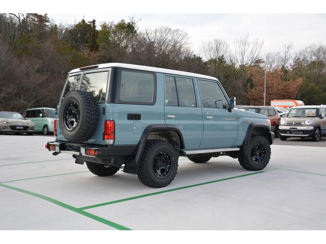 ランドクルーザー７０ バン　自社全塗装（新色）　ブラックインナーヘッドライト　新品ＭＴタイヤ＆新品アルミホイール　３０周年新品エンブレム　ＬＥＤヘッドランプ、ＬＥＤフォグランプ　ナビ　ＥＴＣ（4枚目）