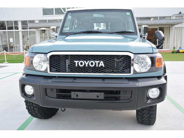 ランドクルーザー７０ バン　自社全塗装（新色）　ブラックインナーヘッドライト　新品ＭＴタイヤ＆新品アルミホイール　３０周年新品エンブレム　ＬＥＤヘッドランプ、ＬＥＤフォグランプ　ナビ　ＥＴＣ（8枚目）