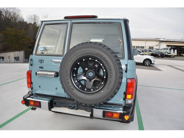 ランドクルーザー７０ バン　自社全塗装（新色）　ブラックインナーヘッドライト　新品ＭＴタイヤ＆新品アルミホイール　３０周年新品エンブレム　ＬＥＤヘッドランプ、ＬＥＤフォグランプ　ナビ　ＥＴＣ（9枚目）