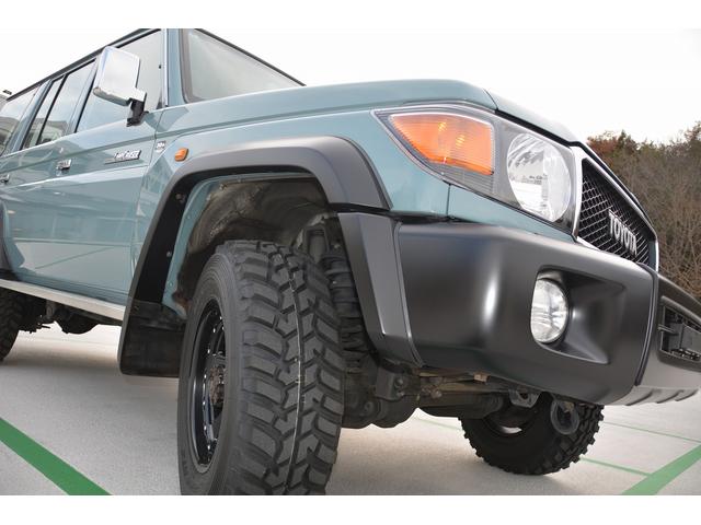 ランドクルーザー７０ バン　自社全塗装（新色）　ブラックインナーヘッドライト　新品ＭＴタイヤ＆新品アルミホイール　３０周年新品エンブレム　ＬＥＤヘッドランプ、ＬＥＤフォグランプ　ナビ　ＥＴＣ（10枚目）