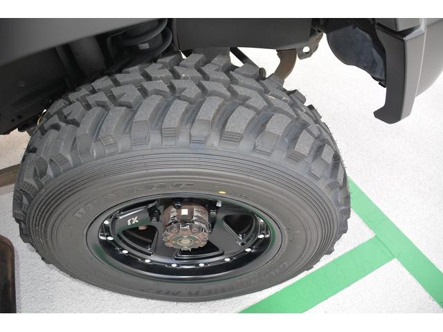 ランドクルーザー７０ バン　自社全塗装（新色）　ブラックインナーヘッドライト　新品ＭＴタイヤ＆新品アルミホイール　３０周年新品エンブレム　ＬＥＤヘッドランプ、ＬＥＤフォグランプ　ナビ　ＥＴＣ（11枚目）