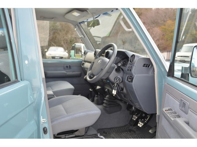 ランドクルーザー７０ バン　自社全塗装（新色）　ブラックインナーヘッドライト　新品ＭＴタイヤ＆新品アルミホイール　３０周年新品エンブレム　ＬＥＤヘッドランプ、ＬＥＤフォグランプ　ナビ　ＥＴＣ（13枚目）