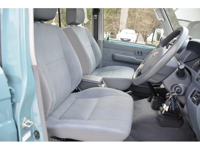 ランドクルーザー７０ バン　自社全塗装（新色）　ブラックインナーヘッドライト　新品ＭＴタイヤ＆新品アルミホイール　３０周年新品エンブレム　ＬＥＤヘッドランプ、ＬＥＤフォグランプ　ナビ　ＥＴＣ（16枚目）