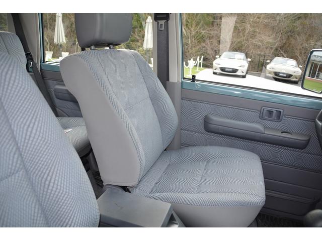 ランドクルーザー７０ バン　自社全塗装（新色）　ブラックインナーヘッドライト　新品ＭＴタイヤ＆新品アルミホイール　３０周年新品エンブレム　ＬＥＤヘッドランプ、ＬＥＤフォグランプ　ナビ　ＥＴＣ（17枚目）