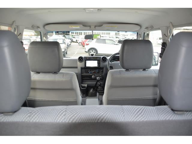 ランドクルーザー７０ バン　自社全塗装（新色）　ブラックインナーヘッドライト　新品ＭＴタイヤ＆新品アルミホイール　３０周年新品エンブレム　ＬＥＤヘッドランプ、ＬＥＤフォグランプ　ナビ　ＥＴＣ（22枚目）