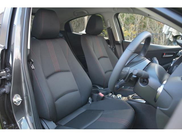 �^�]�ȁA����ȃh���C�r���O�V�[�g�́A�u���b�N��̃N���X�ɐԃX�e�b�`���A�N�Z���g�Ƃ��ē��邱�ƂŁA�A�O���b�V�u�ŏ㎿�ȕ��͋C�����o���Ă��܂��B